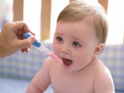 給寶寶喂藥，捏鼻子灌藥法不可取