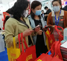 藥源網(wǎng)派發(fā)雜志、水杯、資料袋等